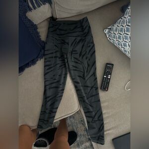 Athleta Salutation Stash Pocket 7/8 Tight